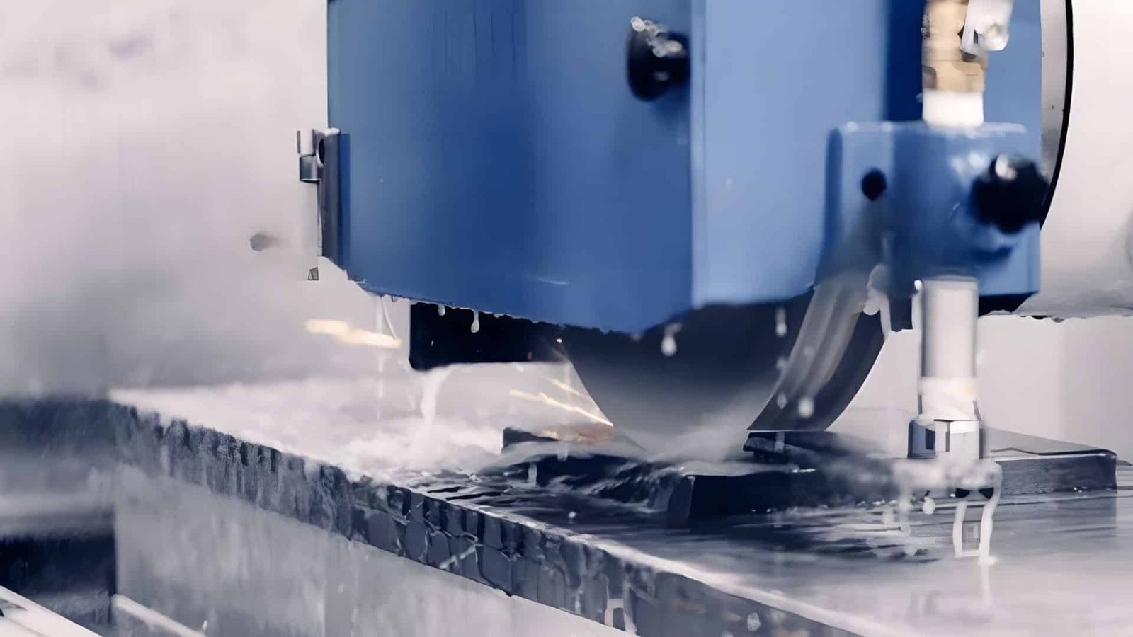 Meuleuse de surface CNC fonctionnant avec un liquide de refroidissement