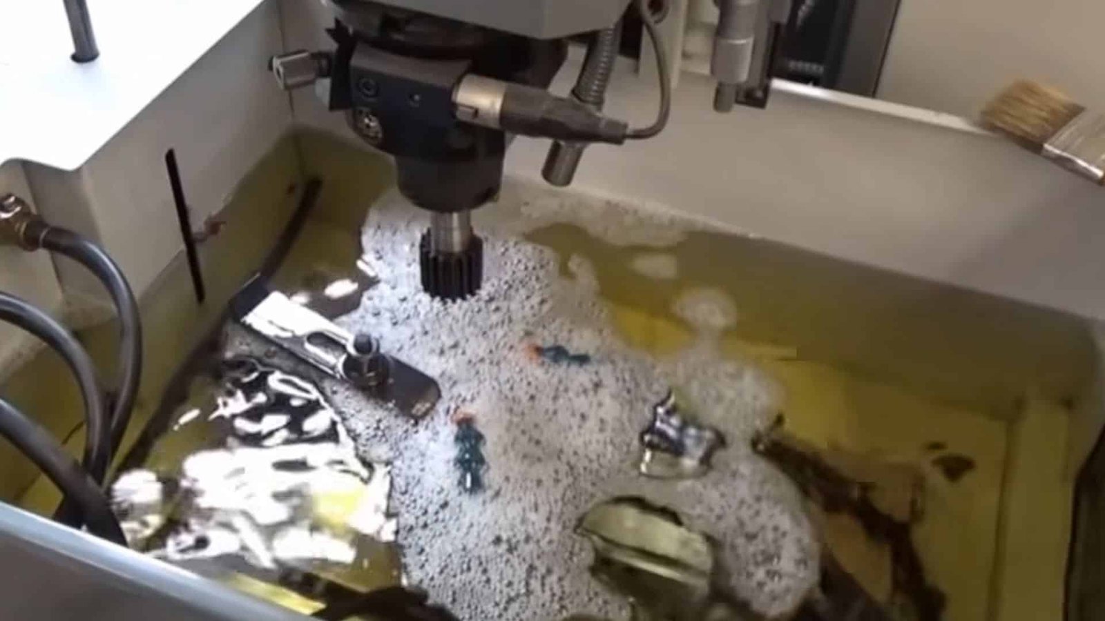 Machine EDM avec liquide de travail