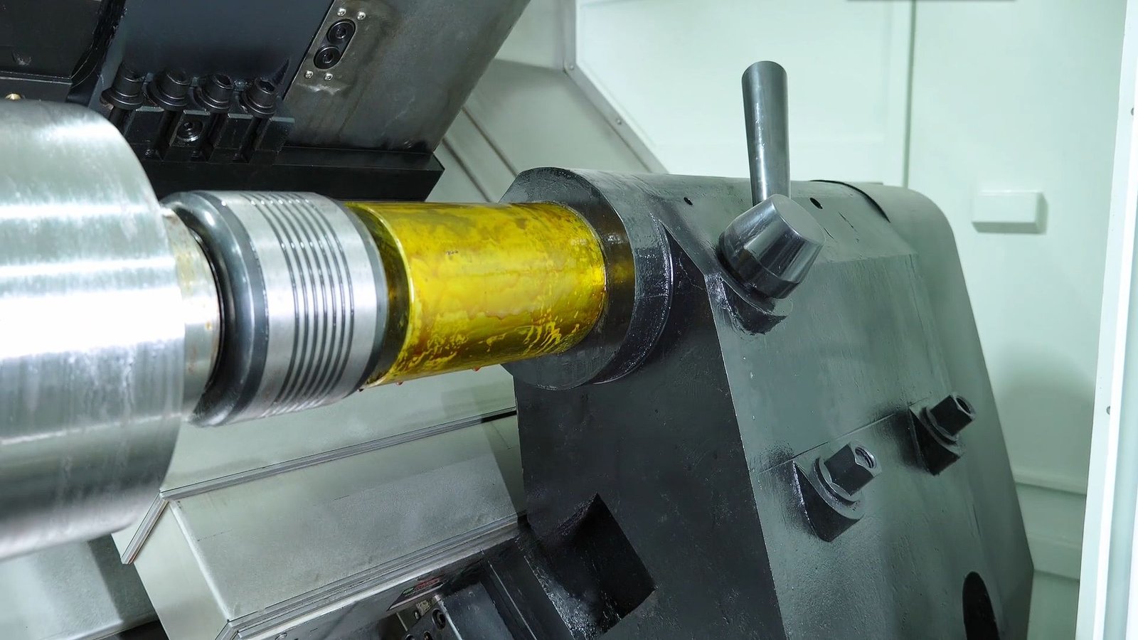 Cabeçote móvel de torno CNC que suporta uma peça de trabalho longa