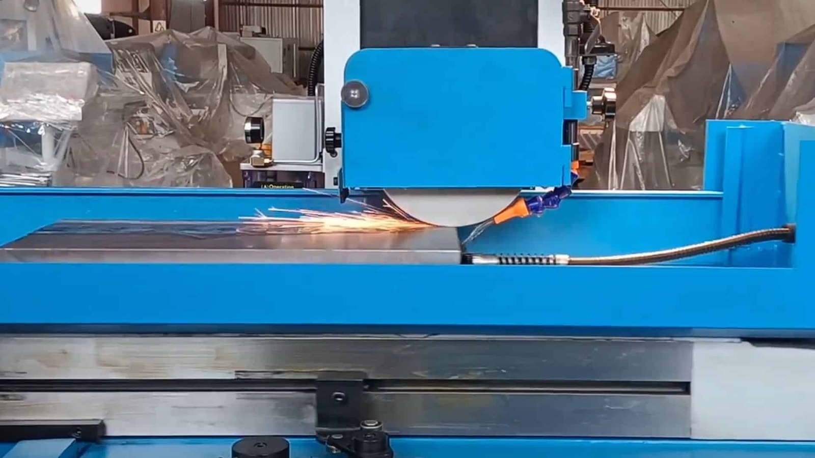 Machine à rectifier les surfaces à commande numérique en fonctionnement