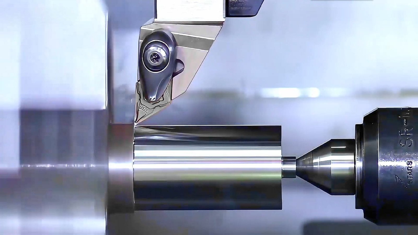 Torno CNC Maquinação de uma peça de trabalho com apoio do contra-ponto
