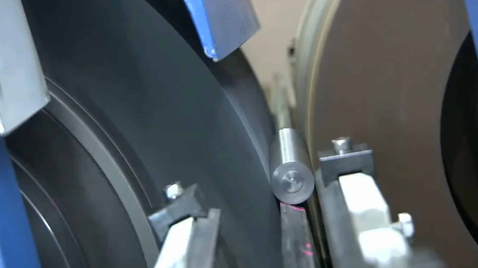 Una amoladora sin centros en funcionamiento
