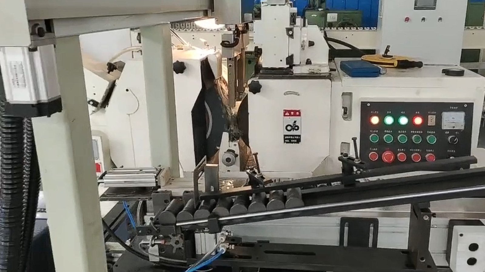 Uma rebarbadora sem centro CNC