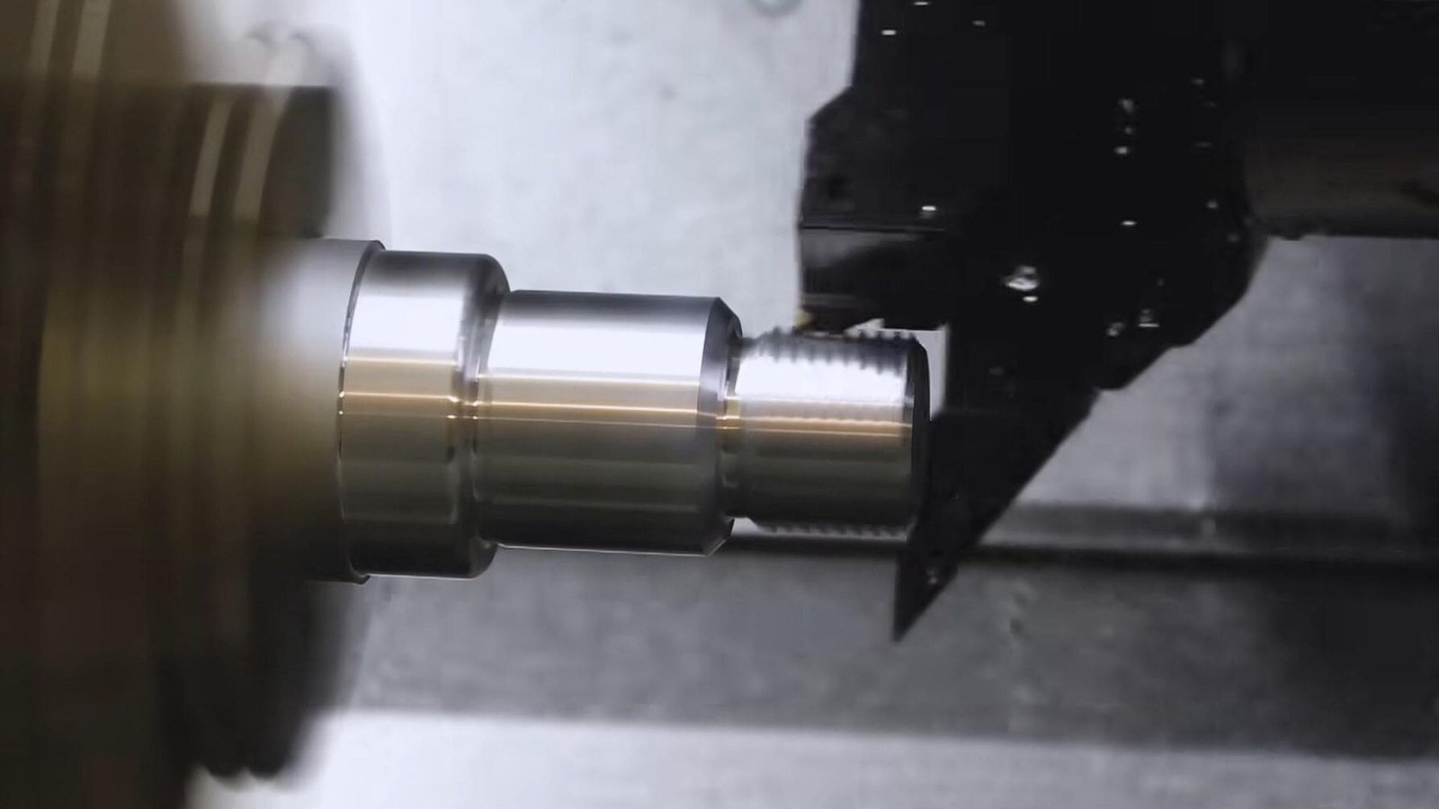 Um torno CNC para maquinação de roscas externas