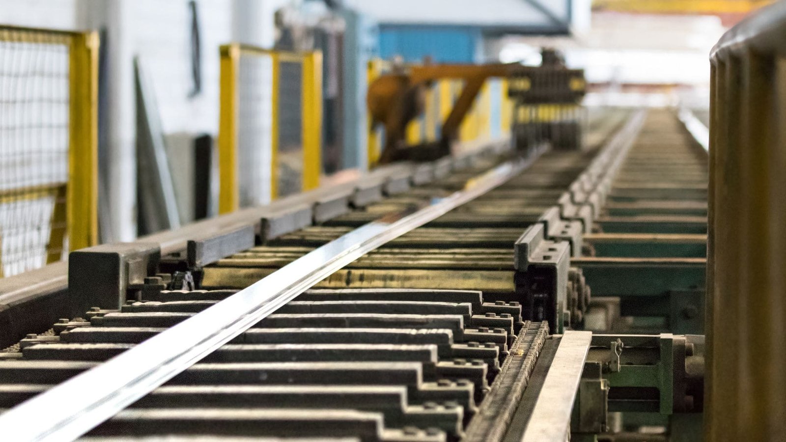 Long profilé d'aluminium serré sur la ligne de traitement