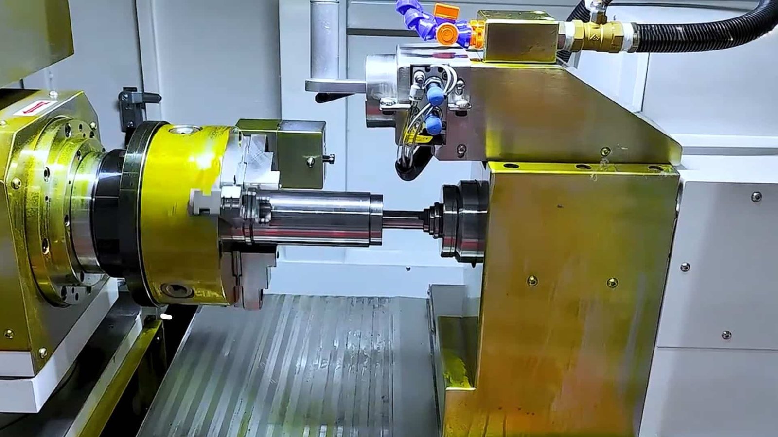 CNC inwendige slijpmachine in bedrijf