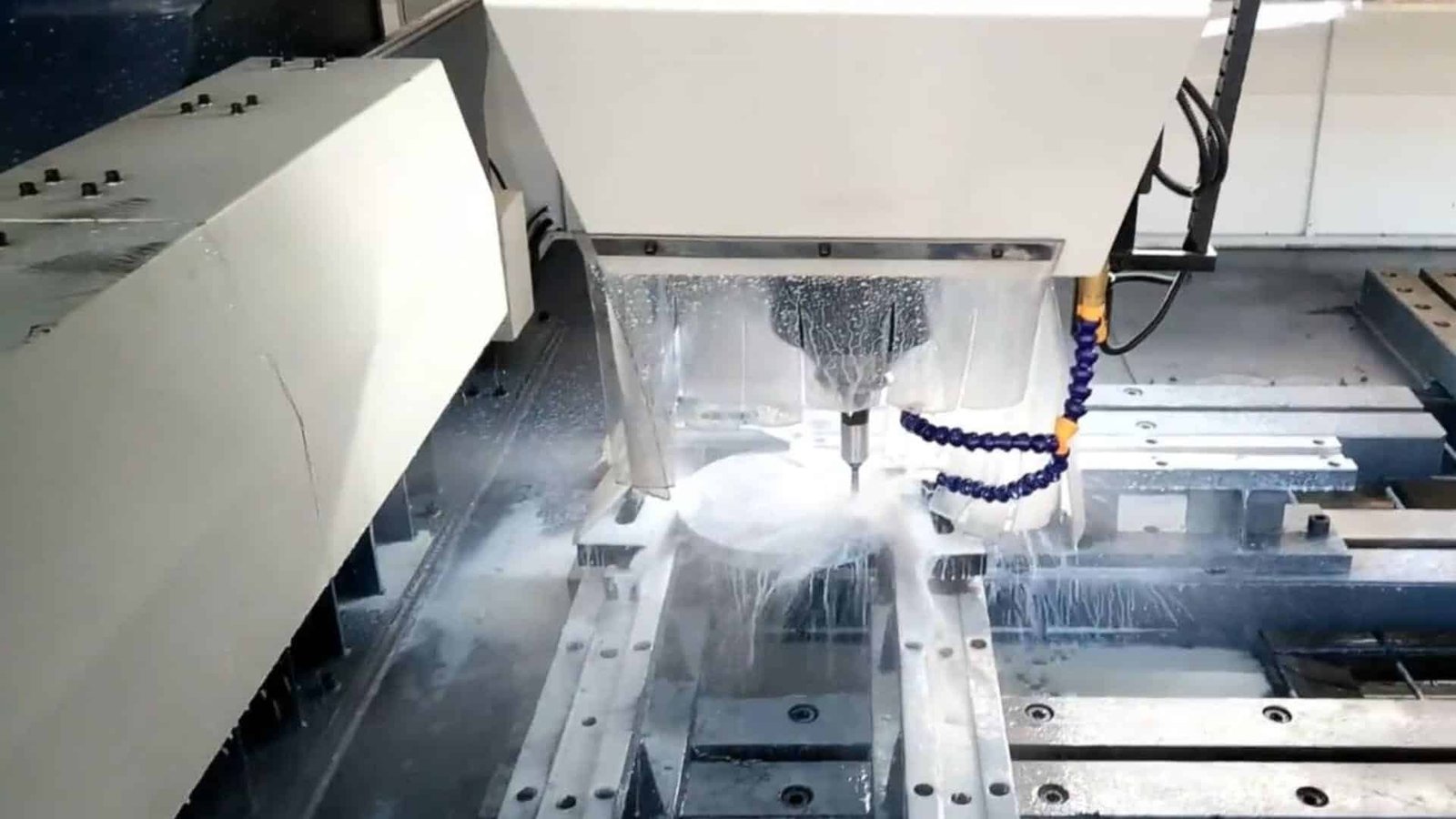 CNC Boormachine met een groot werkstuk op tafel