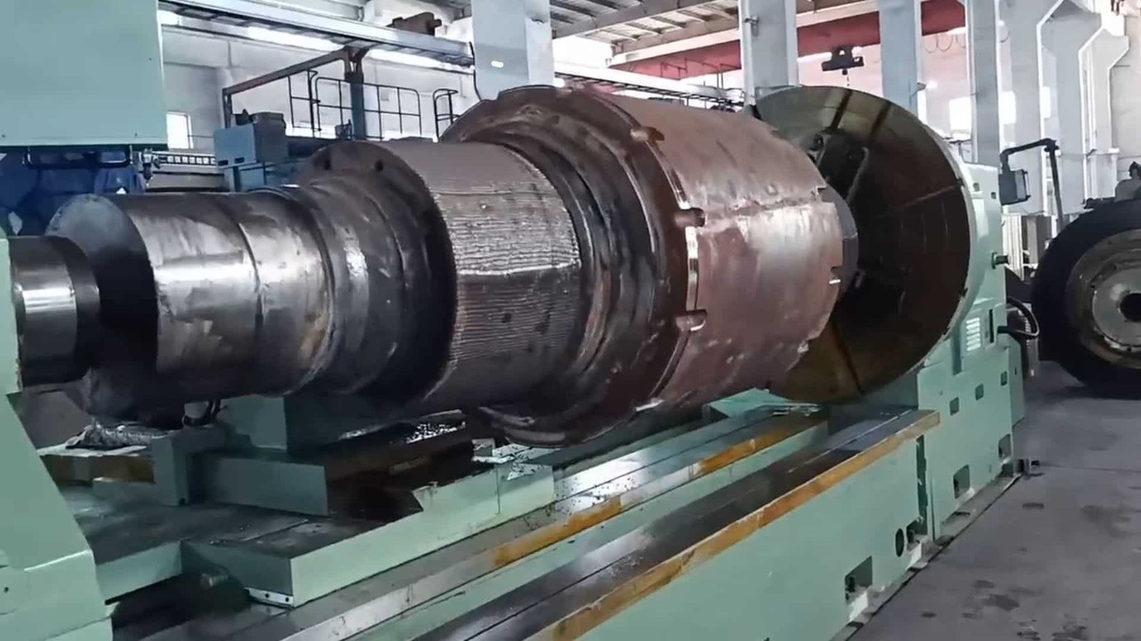 Tornio CNC per impieghi gravosi per la lavorazione di un pezzo