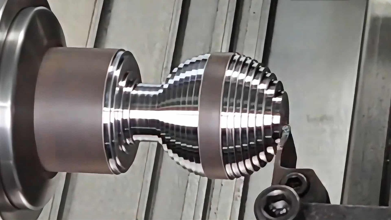 Lavorazione di un pezzo al tornio CNC