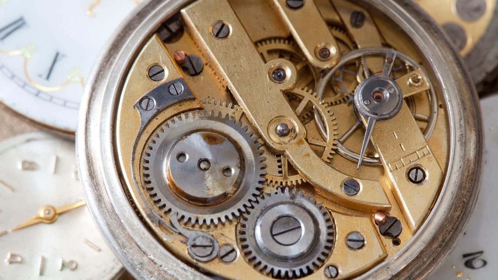Close-up van onderdelen van een horloge