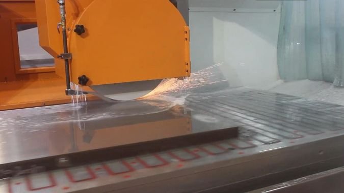 Eine große Platte wird auf einer CNC-Portalschleifmaschine bearbeitet