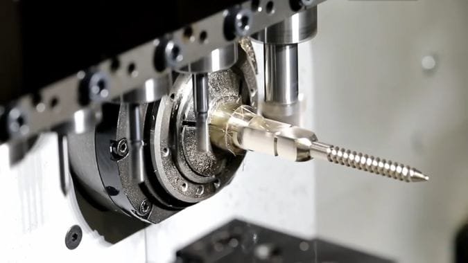 Lavorazione al tornio di tipo svizzero