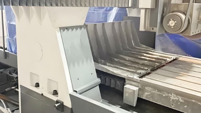 Nahaufnahme einer CNC-Portalschleifmaschine