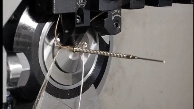 Diagramma che mostra un minimo residuo di barra su un tornio di tipo svizzero rispetto a un grande residuo su un tornio tradizionale