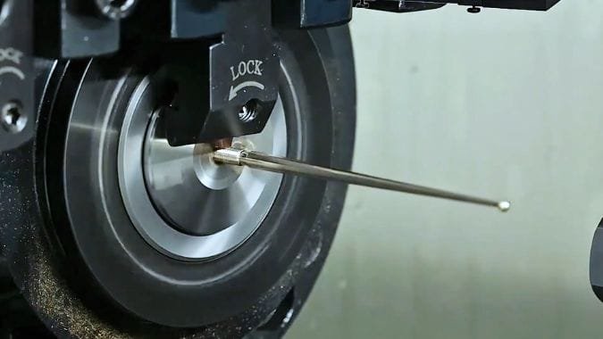 Lavorazione al tornio di tipo svizzero