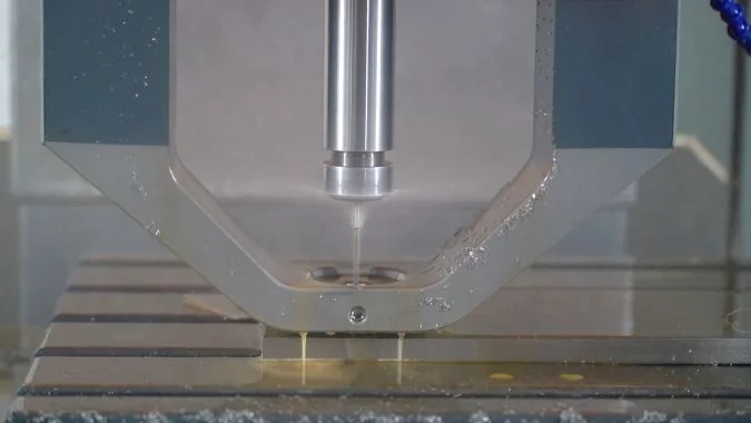 Un primo piano della lavorazione della macchina per la foratura profonda