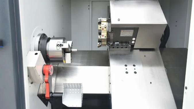 Primer plano de un torno CNC