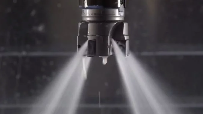 Detalle del lavado del refrigerante para la herramienta