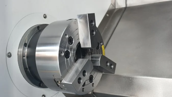 Primer plano de un mandril en un torno CNC