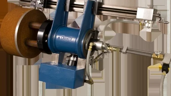 Крупный план портативного токарного станка с валом