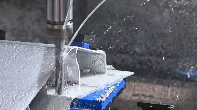 مركز التصنيع الآلي للملامح الجانبية