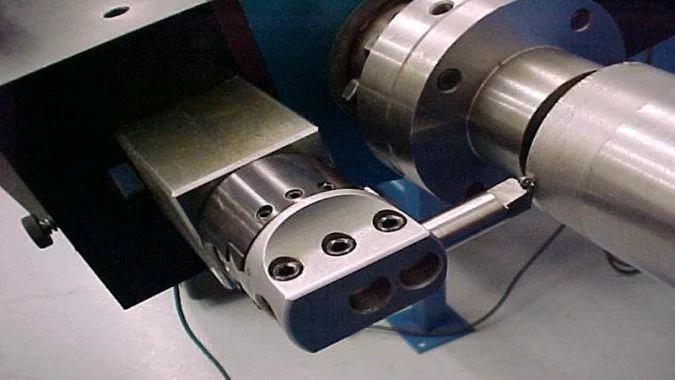 Крупный план портативного токарного станка с валом