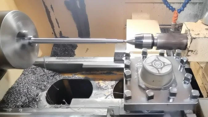 مخرطة التصنيع الآلي باستخدام الحاسب الآلي لقطعة العمل