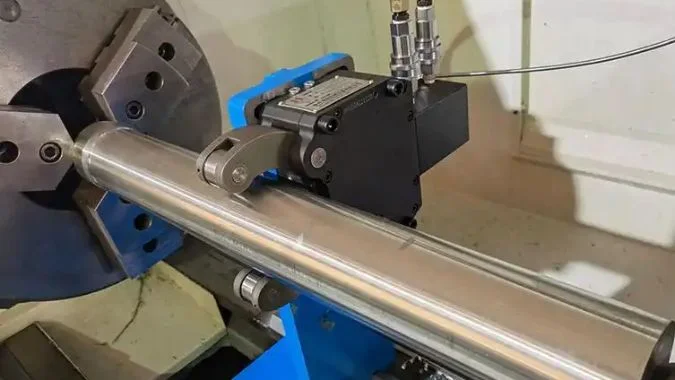 Устойчивый упор, поддерживающий длинный вал