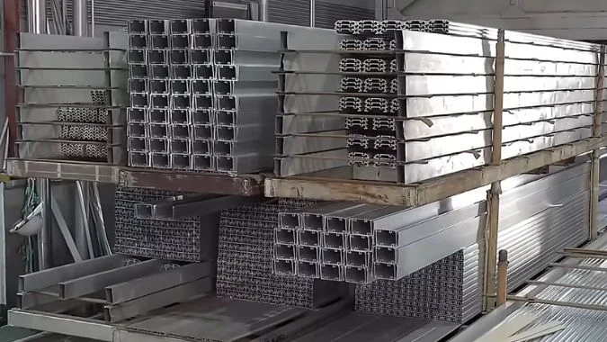 مخزون بروفيلات الألومنيوم في المستودع