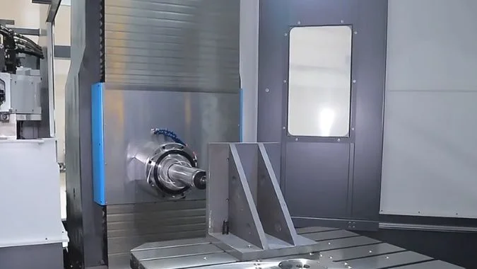 A travelling spindle HMC