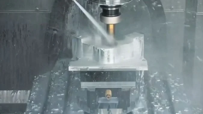 Cutting fluid of 5-axis machining center