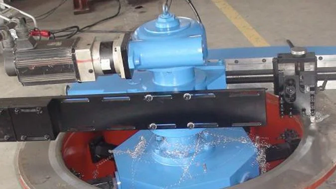 Internal mount-disc flange lathe